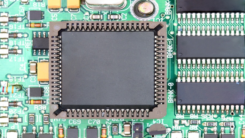 Improve circuit safety and consistency by integrating a constant voltage source in designs